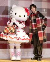 　ハローキティ（左）と塩野瑛久　Ⓒ’２５　ＳＡＮＲＩＯ　ＣＯ．，ＬＴＤ．ＡＰＰＲ．ＮＯ．Ｌ６６３３１８