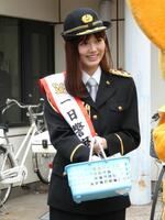 　一日警察署署長イベントに参加する谷尻萌