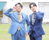 　弁護士ポーズの中野なかるてぃん（左）と、ホストポーズのヤス