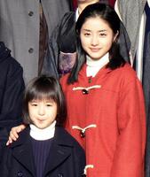 ２００６年、「氷点」に出演する森迫永依（左）と石原さとみ