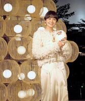 「八女提灯」の絵入れに挑戦した奈緒