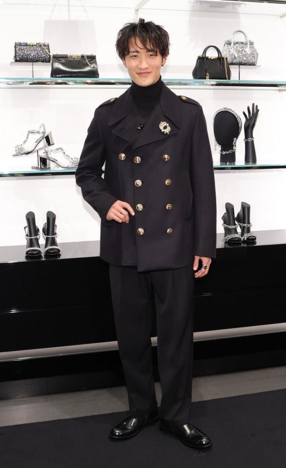 　ジャパンアンバサダーとしてポーズを決めるＳｎｏｗ　Ｍａｎの岩本照（撮影・西岡正）