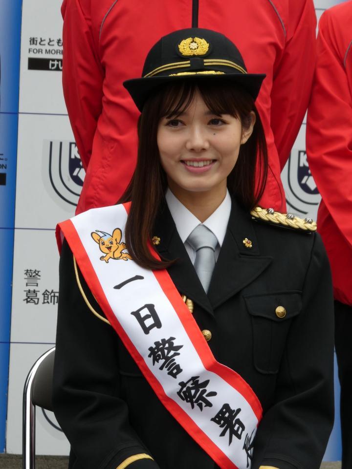 　一日警察署署長イベントに参加する谷尻萌