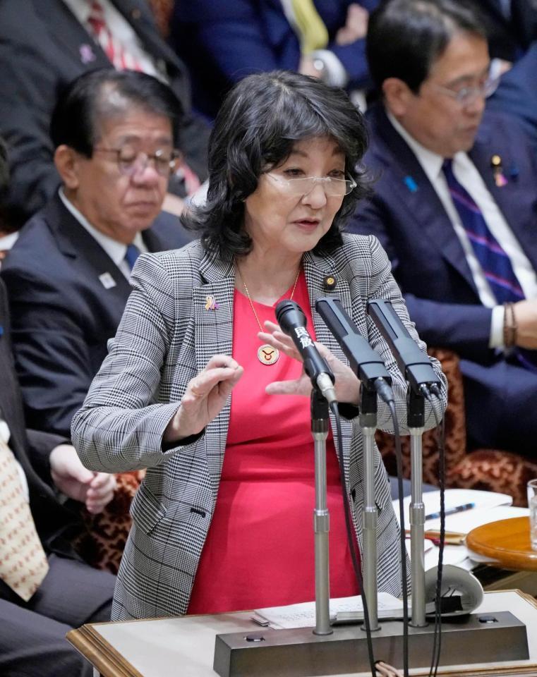 　参院予算委で答弁する片山財務相