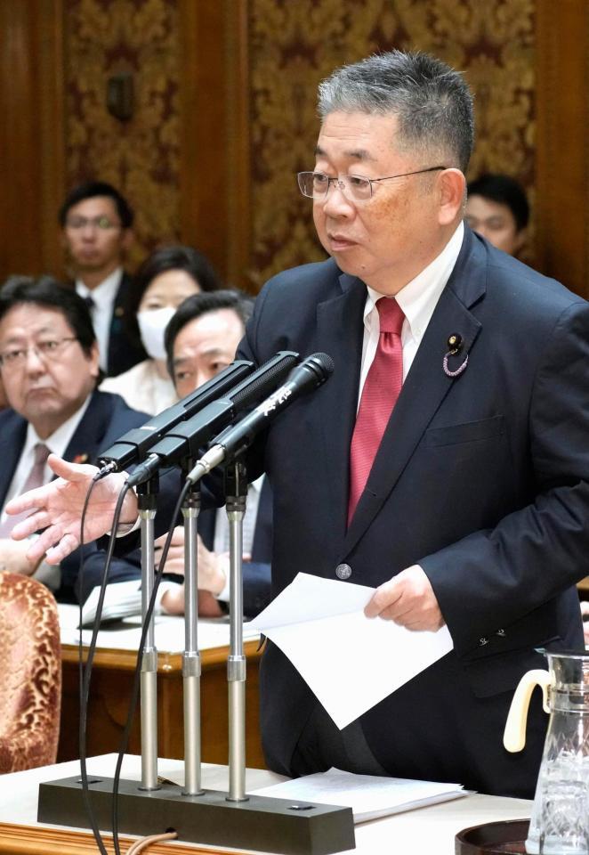 　参院予算委で質問する共産党の小池晃氏