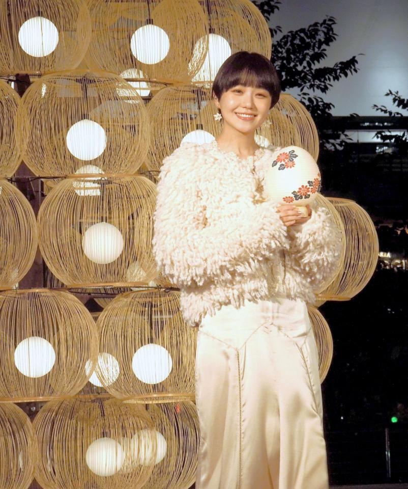 「八女提灯」の絵入れに挑戦した奈緒