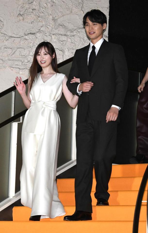 　腕を組んで階段を降りる福士蒼汰（右）と福原遥（撮影・佐藤厚）