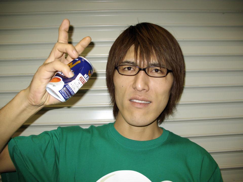 ２００７年、親指と小指で軽々と缶コーヒーを潰し、素人離れしたパワーを見せつけたたジャイアント白田