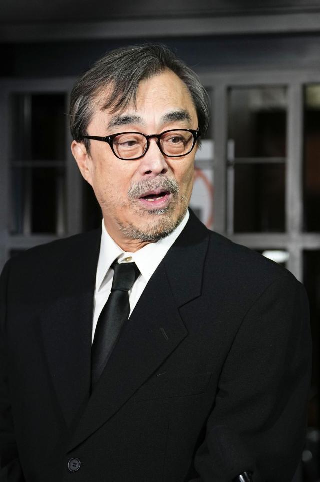 　「無名塾」で営まれた仲代達矢さんの通夜に参列し、取材に応じる益岡徹さん