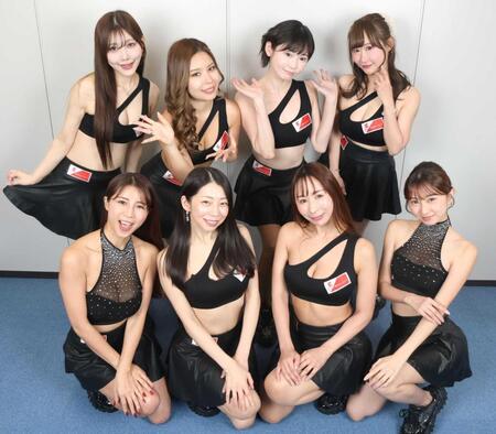 　笑顔を見せるイーチケラウンドガールの（前列左から）華彩なな、岩崎真奈、有栖亜寿理、桑田彩、（後列左から）ゆうな、橘ひかり、平瀬ひかり、吉田麻衣子