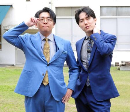 　弁護士ポーズの中野なかるてぃん（左）と、ホストポーズのヤス