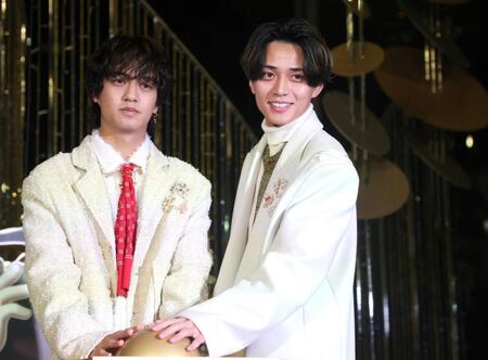 　点灯式に登場したＫｉｎｇ　＆　Ｐｒｉｎｃｅの高橋海人（左）と永瀬廉（撮影・石井剣太郎）