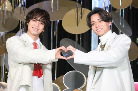 　手を合わせハートを作る高橋海人（左）と永瀬廉（撮影・石井剣太郎）
