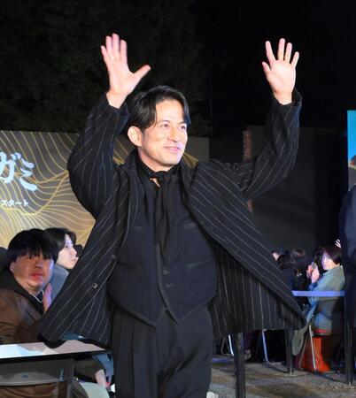 　観客からの歓声を浴びる岡田准一（撮影・伊藤笙子）