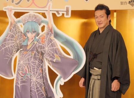 　撮影に応じた初音ミク（左）と中村獅童