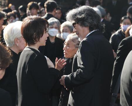 　若村麻由美（左）と話す役所広司（撮影・石井剣太郎）