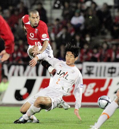 シュートの際に激しく接触するエメルソン（左）＝駒場・２００５年撮影