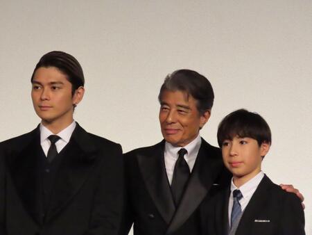 　映画「港のひかり」の初日舞台あいさつに登壇した（左から）眞栄田郷敦、舘ひろし、尾上眞秀 