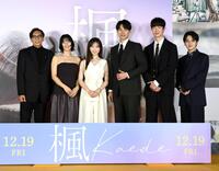 　笑顔を見せる（左から）行定勲監督、石井杏奈、福原遥、福士蒼汰、宮沢氷魚、宮近海斗（撮影・佐藤厚）