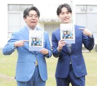 　写真集をアピールする中野なかるてぃん（左）とヤス