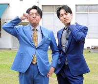 　弁護士ポーズの中野なかるてぃん（左）と、ホストポーズのヤス