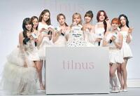 　ＭＡＹＵＫＡ（左から５人目）の誕生日を祝うＮｉｚｉＵ（撮影・持木克友）