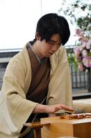 　竜王位を５連覇し、史上３人目の永世竜王と４人目の永世三冠を達成した藤井聡太竜王