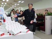 　東映新オフィスでおはぎセレモニーを行った舘ひろし