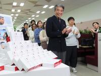 　東映新オフィスでおはぎセレモニーを行った舘ひろし