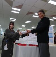 　東映社員におはぎを贈呈する舘ひろし