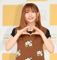 　ハートポーズを決める幾田りら（撮影・堀内翔）