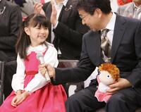 　藤岡藤巻の藤巻直哉（右）のマイクに笑顔で話す大橋のぞみ＝２００８年