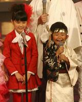 　加藤清史郎（右）と大橋のぞみ＝２００９年