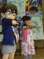 　嬉しそうにコナンの決めポーズをする大橋のぞみ＝２０１０年