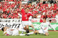 えらいことになってるｗドリブル突破を狙うも、激しいディフェンスに阻まれる浦和・エメルソン（中）＝駒場スタジアム・２００５年撮影