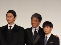 　映画「港のひかり」の初日舞台あいさつに登壇した（左から）眞栄田郷敦、舘ひろし、尾上眞秀 