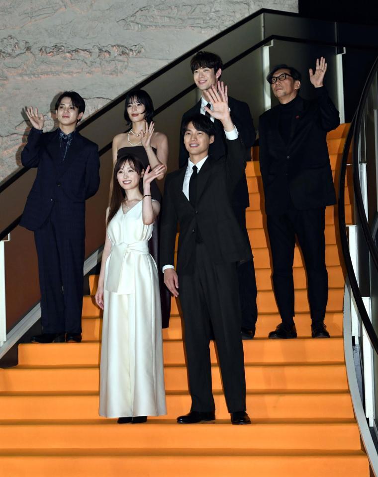 　階段で手を振る（前列左から）福原遥、福士蒼汰、（後列左から）宮近海斗、石井杏奈、宮沢氷魚、行定勲監督（撮影・佐藤厚）