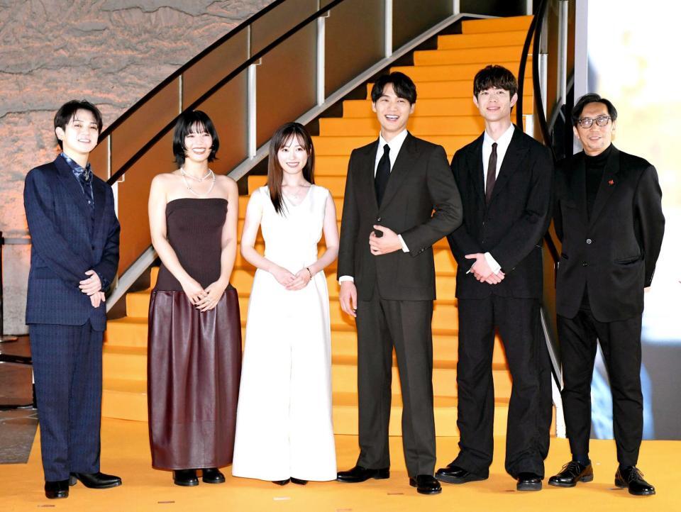 　笑顔の（左から）宮近海斗、石井杏奈、福原遥、福士蒼汰、宮沢氷魚、行定勲監督（撮影・佐藤厚）