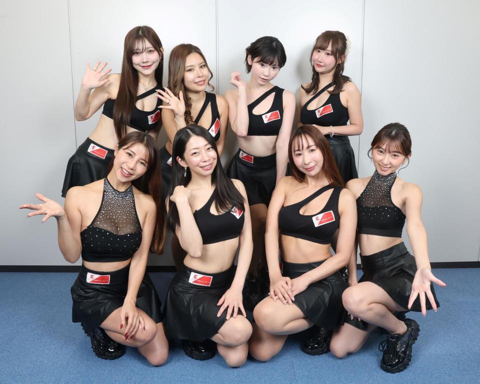 　デイリースポーツに来社したイーチケラウンドガールの（前列左から）華彩なな、岩崎真奈、Ａｚｕｌｌｙ、桑田彩（後列左から）ゆうな、橘ひかり、平瀬ひかり、吉田麻衣子（撮影・石井剣太郎）