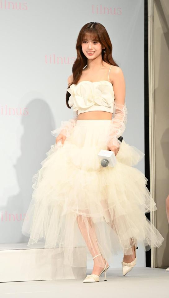 　白い衣装で登場したＮｉｚｉＵのＲＩＭＡ（撮影・持木克友）