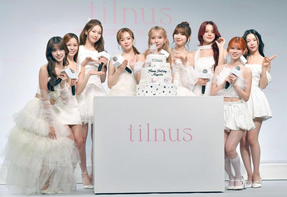 　ＭＡＹＵＫＡ（左から５人目）の誕生日を祝うＮｉｚｉＵ（撮影・持木克友）