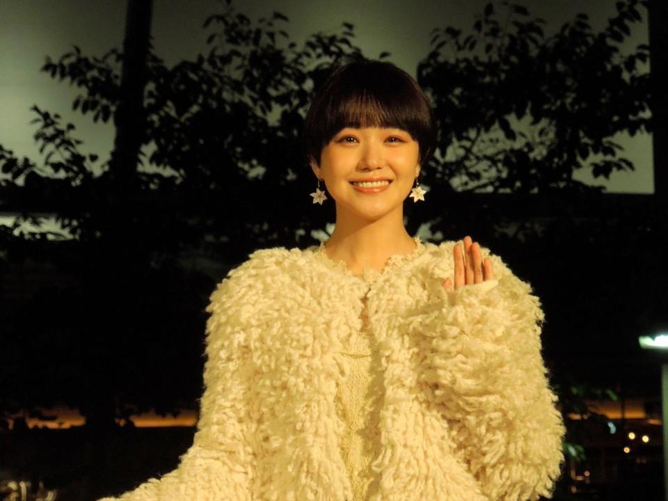 　「ＭＩＤＴＯＷＮ　ＹＡＥＳＵ　ＣＨＲＩＳＴＭＡＳ　２０２５」ツリー点灯式に登壇した奈緒