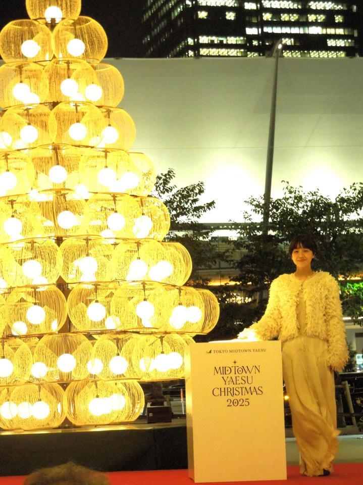 　「ＭＩＤＴＯＷＮ　ＹＡＥＳＵ　ＣＨＲＩＳＴＭＡＳ　２０２５」ツリー点灯式に登壇した奈緒