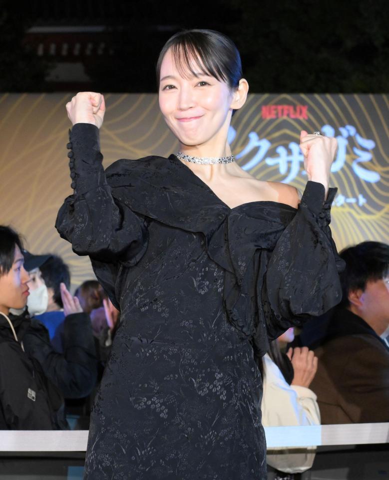 　Ｎｅｔｆｌｉｘシリーズ「イクサガミ」戦神祭に黒の肩出しドレスで登場した吉岡里帆（撮影・伊藤笙子）