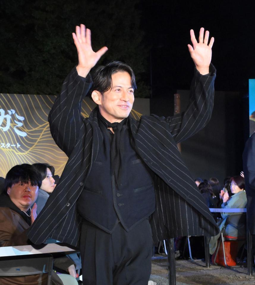 　観客からの歓声を浴びる岡田准一（撮影・伊藤笙子）