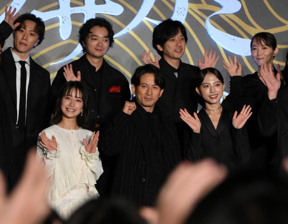 　Ｎｅｔｆｌｉｘシリーズ「イクサガミ」戦神祭に登場した（前列左から）藤﨑ゆみあ、岡田准一、清原果耶、（後列同）早乙女太一、染谷将太、二宮和也、吉岡里帆（撮影・伊藤笙子）