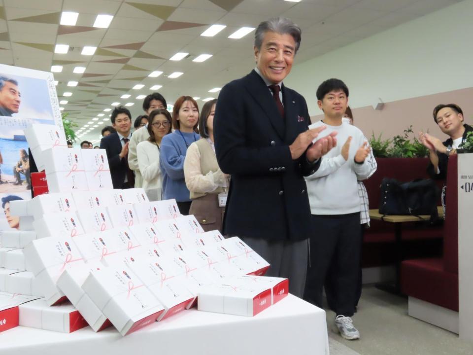 　東映新オフィスでおはぎセレモニーを行った舘ひろし