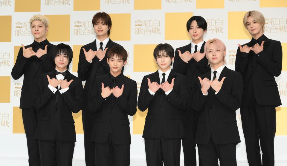 　＆ＴＥＡＭの（前列左から）ＴＡＫＩ、ＨＡＲＵＡ、ＹＵＭＡ、ＮＩＣＨＯＬＡＳ（後列同）ＭＡＫＩ、ＥＪ、ＦＵＭＡ、Ｋ（撮影・堀内翔）