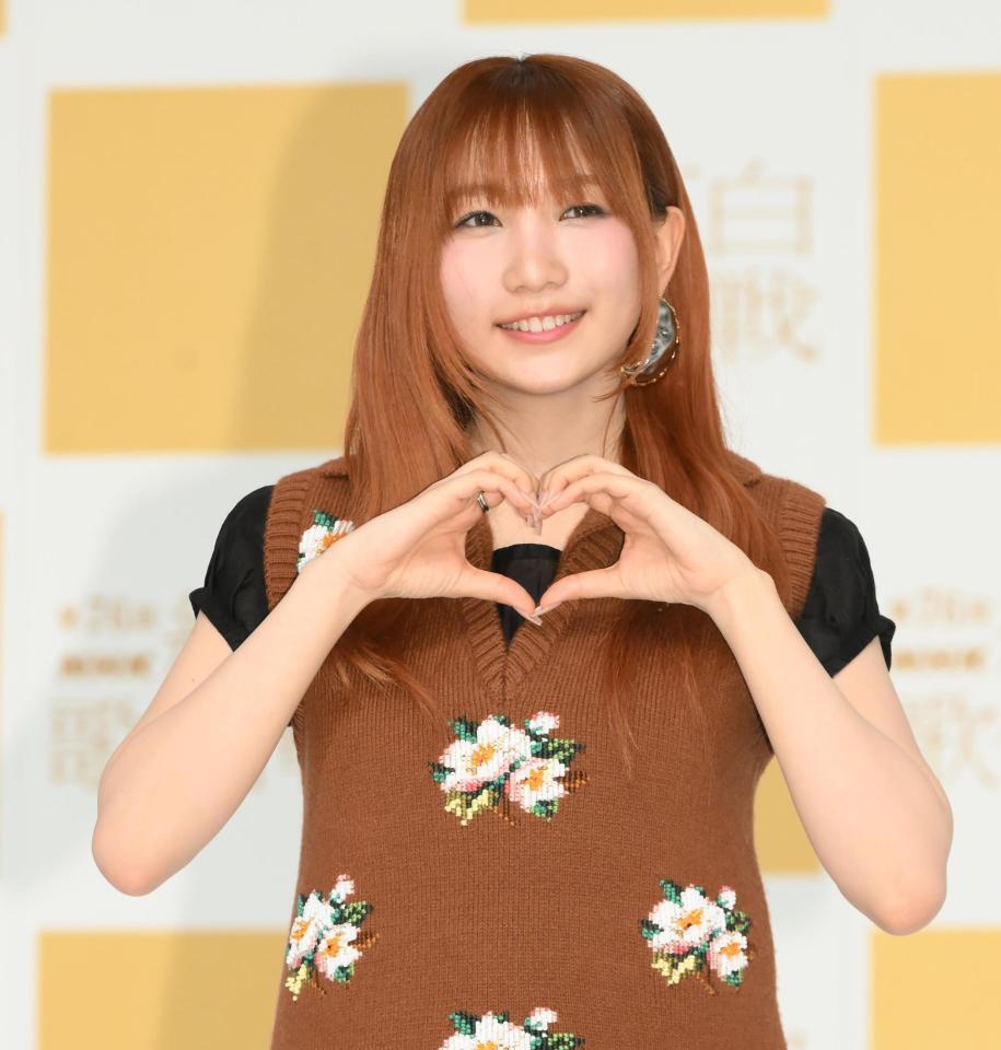 　ハートポーズを決める幾田りら（撮影・堀内翔）