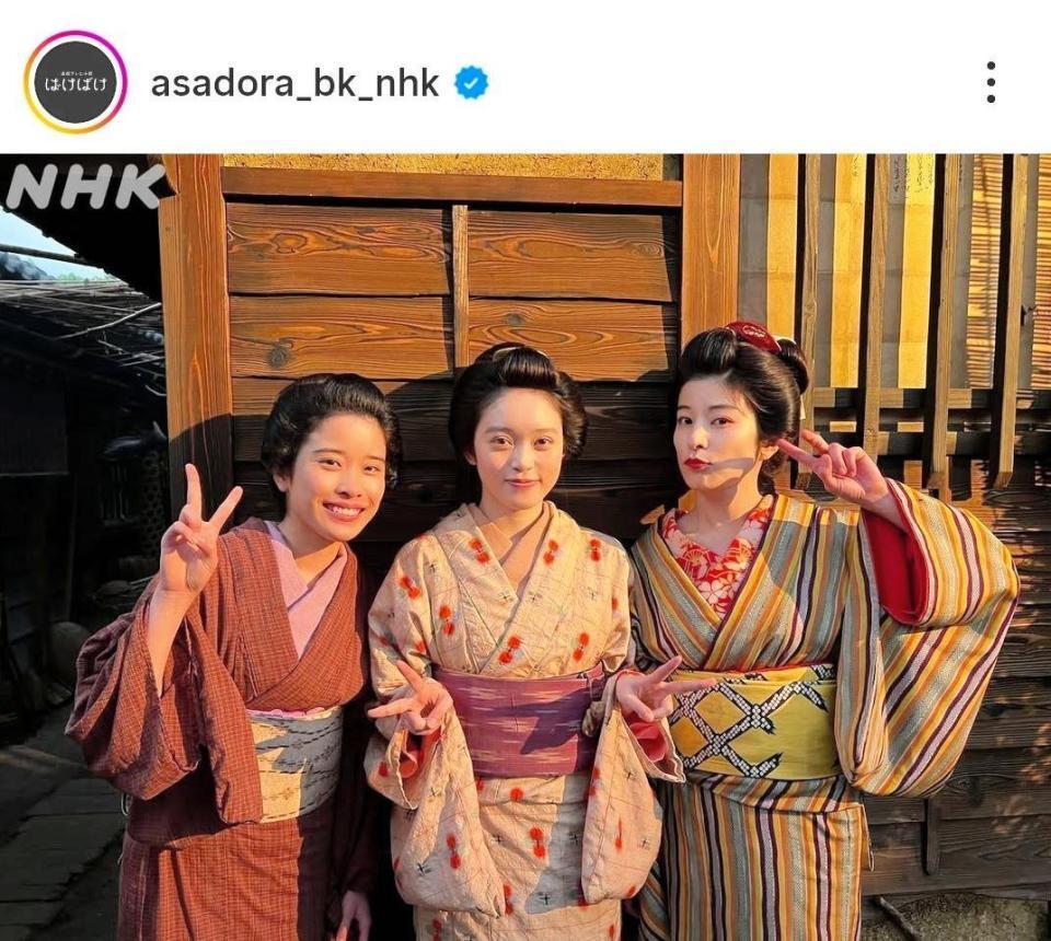 遊女なみ（右）らオフショット。「ばけばけ」公式インスタグラム＠ａｓａｄｏｒａ＿ｂｋ＿ｎｈｋより